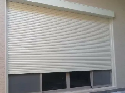 باب رول أبيض فوق نافذة