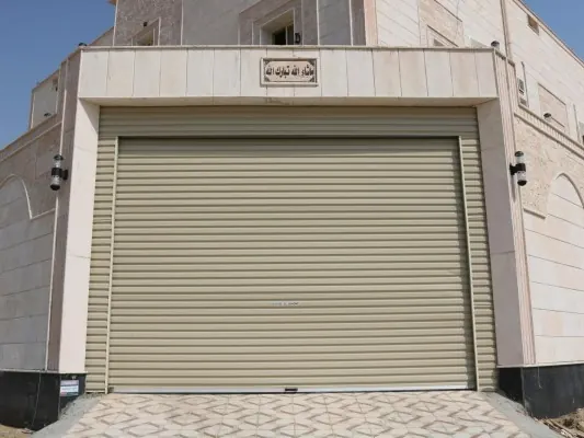 باب كراج رول بلون بيج لواجهة فيلا في الرياض