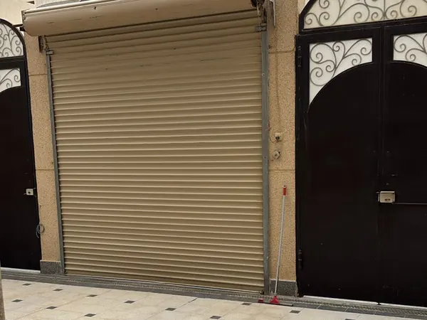 باب كراج رول أمام منزل ببلاط مزخرف